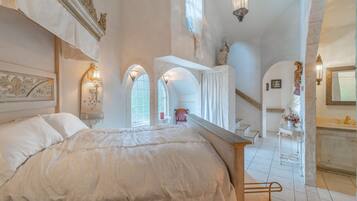 Romantic House | 1 bedroom, down comforters, iron/ironing board, free WiFi