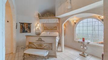 Romantic House | 1 bedroom, down duvets, iron/ironing board, free WiFi