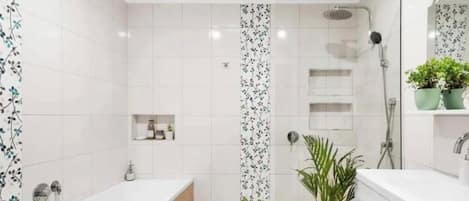 Asciugacapelli, asciugamani, sapone, shampoo