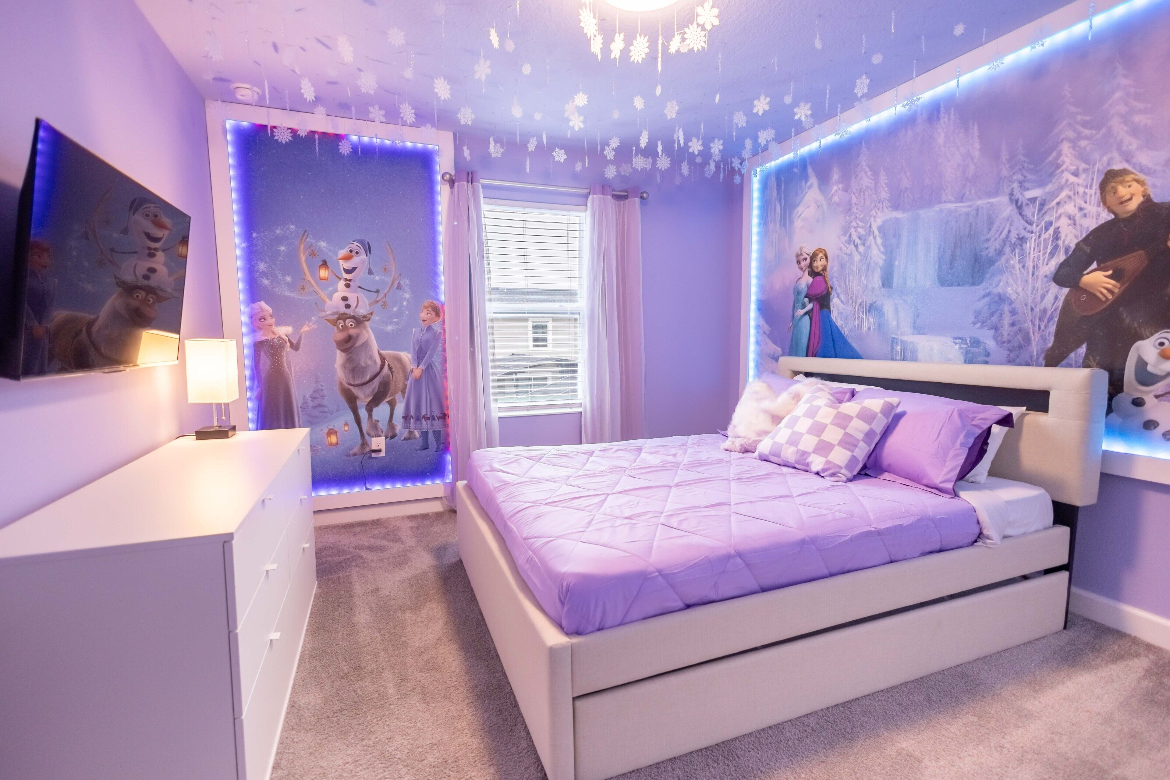 Ein Schlafzimmer mit Bett, Schminktisch, einem Fenster mit Vorhängen und einer Wandmalerei.