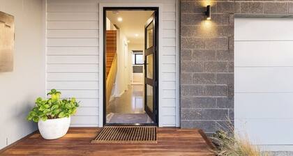 City Views on Williams. Luxurious Townhouse with free Wifi & Netflix