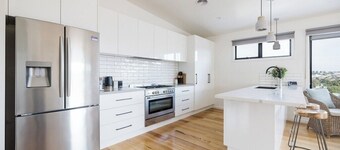 City Views on Williams. Luxurious Townhouse with free Wifi & Netflix