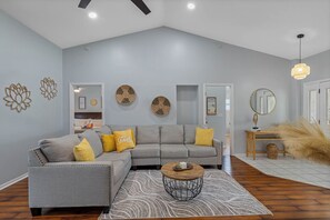 Smart TV - Tropical Vacay pool home (Oldsmar)