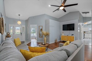 Smart TV - Tropical Vacay pool home (Oldsmar)