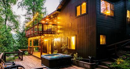 The Black Sheep: AirCond, 12ft MovieScreen, HotTub