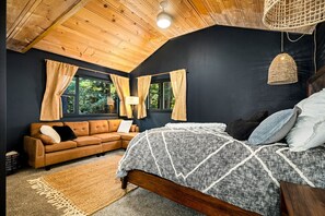 4 bedrooms, desk, iron/ironing board, travel crib