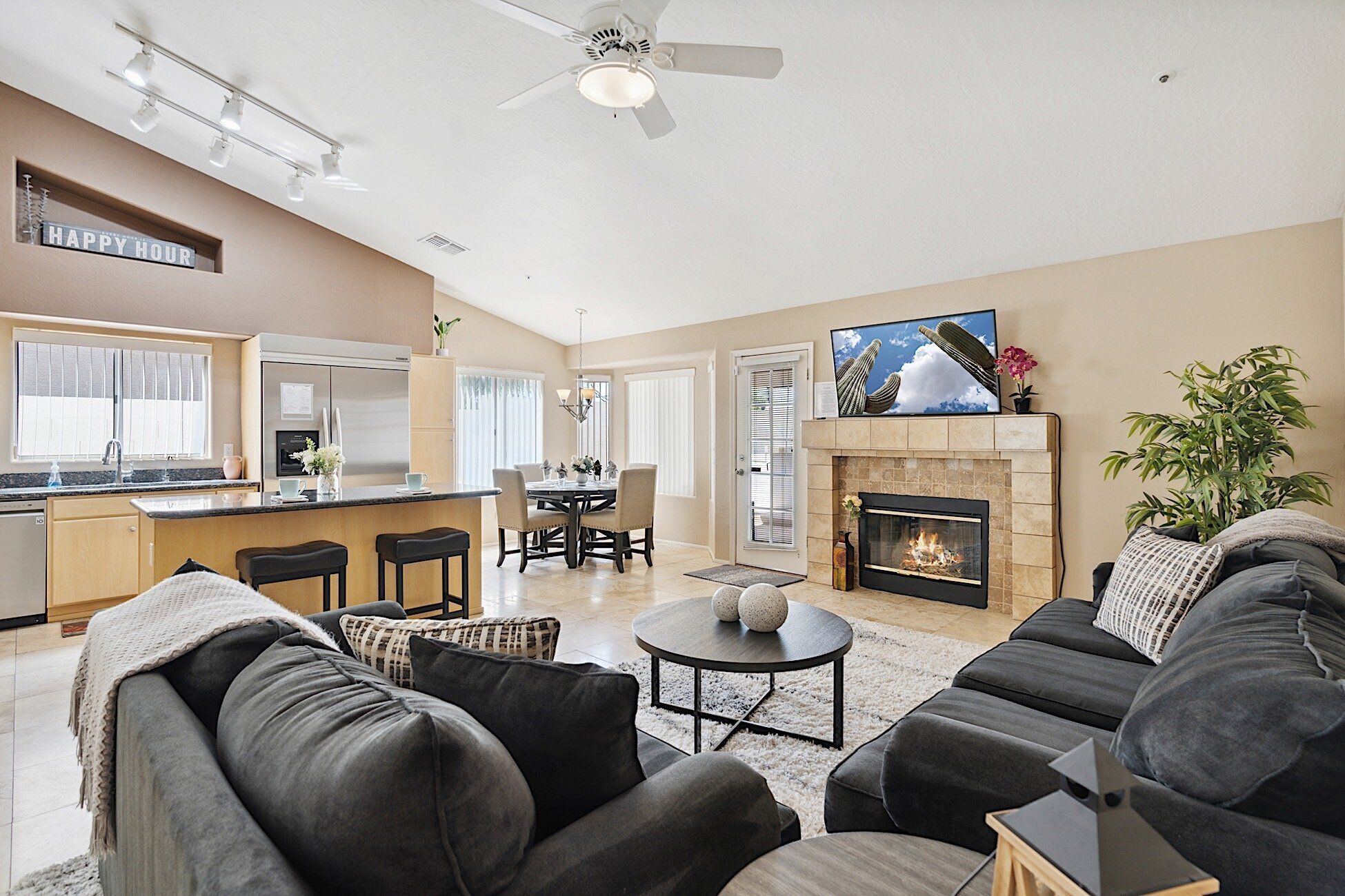 Téléviseur, foyer, lecteur de DVD, livres