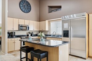 冰箱、微波炉、烤箱、炉灶