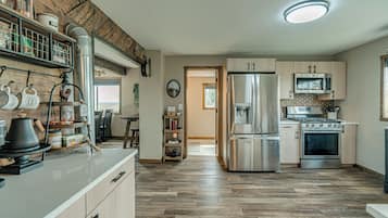 Refrigerador, microondas, horno y parrilla de estufa