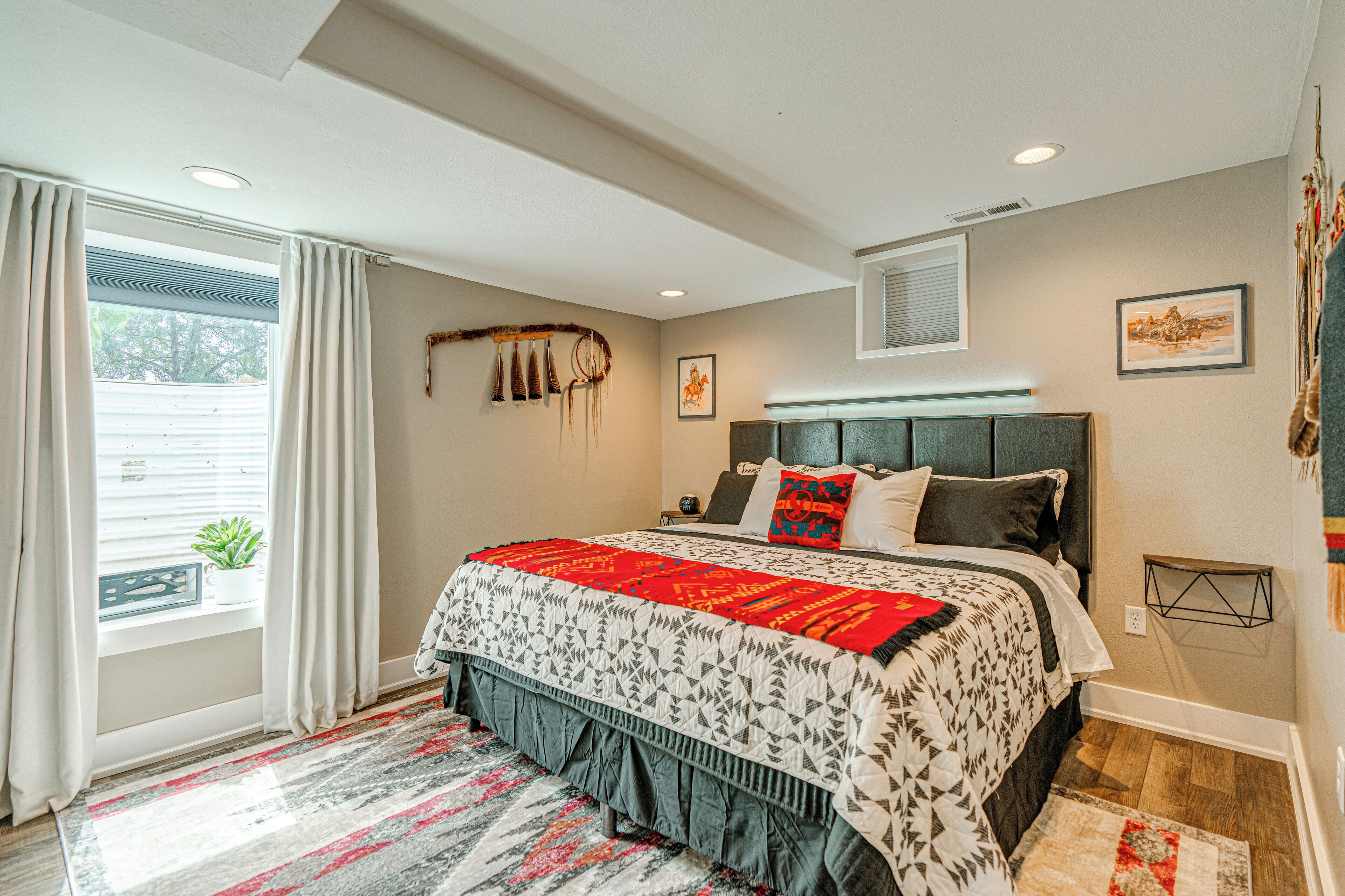 5 bedrooms, desk, iron/ironing board, travel crib