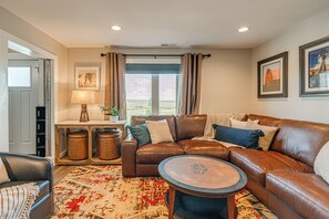 Smart TV, chimenea, libros