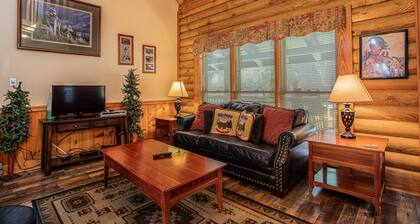 Premium High-speed Internet Close to Everything and Steps Away From Parkway Private Hot Tub