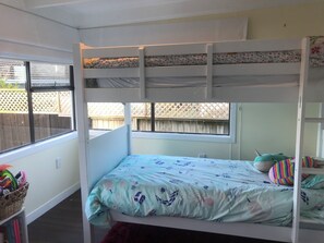 3 bedrooms, bed sheets - Holiday home in Leigh seaside village
 (Leigh)