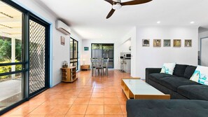 Smart TV - Beaches - Awaken to the Symphony of the Waves (Toogoom)