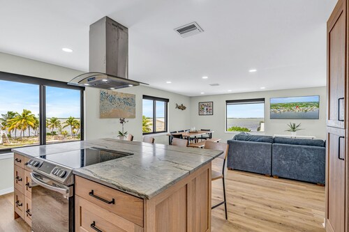 🐠 HEATED SWIM SPA / OPEN WATER VIEWS / BOAT DOCK / LUXURIOUS /  BUILT IN 2023🐬