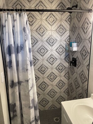Shower, hair dryer, towels, soap - Whole House, Sleeps 12, Pool Open:April 1- Sep 1. PrivateYard 15 Mins to Stipe (Las Vegas)