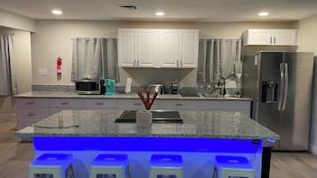 Frigorífico, microondas, placa de cocina y cafetera o tetera