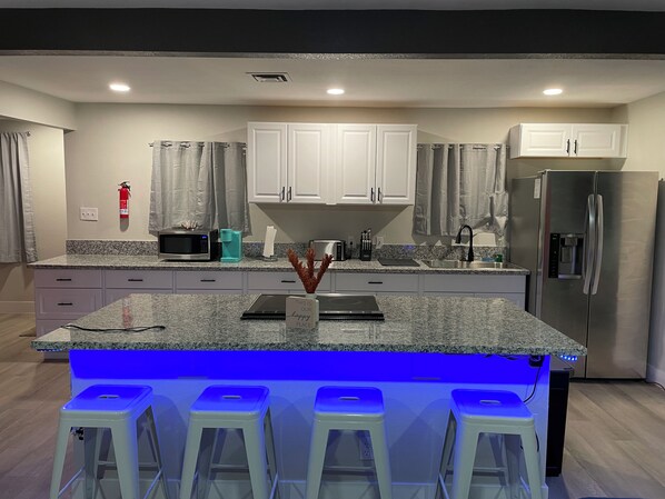 Kühlschrank, Mikrowelle, Herdplatte, Wasserkocher mit Kaffee-/Teezubehör