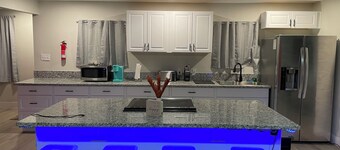 Whole House, Sleeps 12, Pool Open:April 1- Sep 1. PrivateYard 15 Mins to Stipe