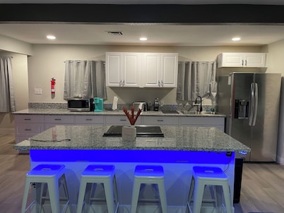 Whole House, Sleeps 12, Pool Open:April 1- Sep 1. PrivateYard 15 Mins to Stipe