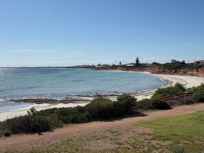Beach nearby - Sleeps 14 - 3 minute walk to beach, 5 minute drive to "The Dunes" Golf Course  (Moonta Bay)