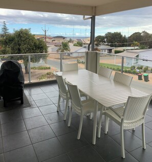 Outdoor dining - Sleeps 14 - 3 minute walk to beach, 5 minute drive to "The Dunes" Golf Course  (Moonta Bay)