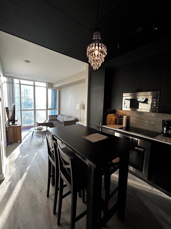 Fridge, microwave, oven, stovetop - Beautiful Apartment in the Heart of Toronto (Toronto)