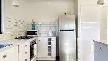 Een koelkast, een microgolfoven, een oven, een kookplaat