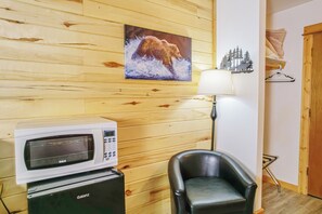 Interior - pacious Upper-Level Hotel Queen and Full-size beds with Views 208-210 (Estes Park)