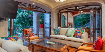 55 吋平面電視連數碼電視頻道、串流服務