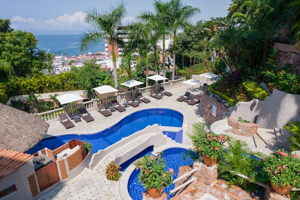 3 piscinas al aire libre, sombrillas, sillones reclinables de piscina