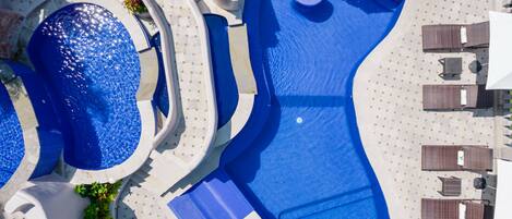 3 buitenzwembaden, parasols bij het zwembad en ligstoelen