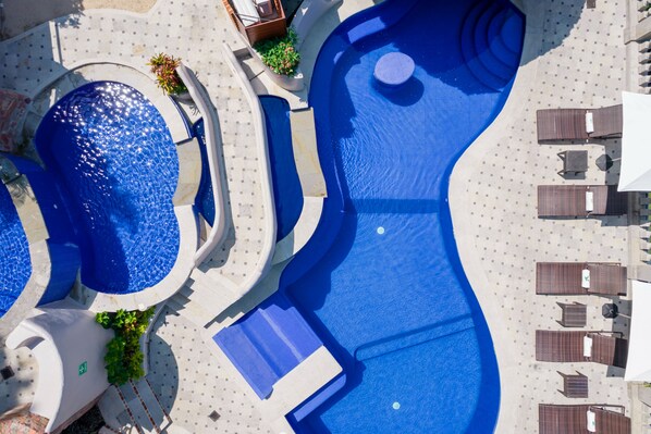 3 piscine all'aperto, ombrelloni da piscina, lettini