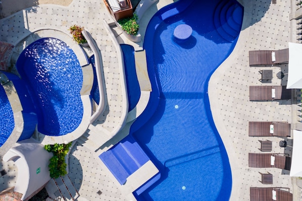 3 piscine all'aperto, ombrelloni da piscina, lettini