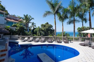 3 室外游泳池，09:00 至 22:00 开放，池畔遮阳伞，日光浴躺椅