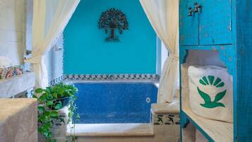 Departamento superior, 3 habitaciones, hidromasaje, vista al jardín | Baño | Tina con regadera, tina de hidromasaje, secadora de cabello, batas