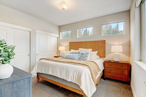 2 dormitoris, escriptori i planxa i posts de planxar 