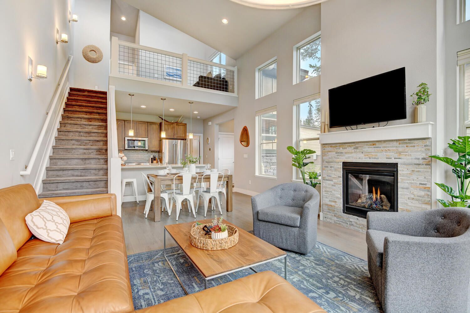 Smart-TV, Kamin, Videospiele, Bücher