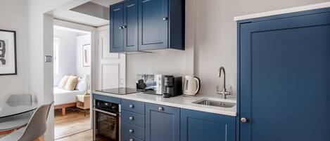 Een koelkast, een microgolfoven, een oven, een kookplaat