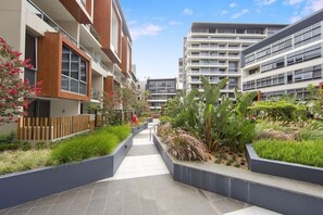 Property grounds - LUXE Waterloo 1 bed with parking, gym & pool (Waterloo)