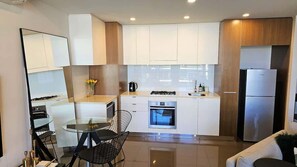 Frigorífico, microondas, horno y placa de cocina
