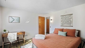 4 habitaciones, escritorio y tabla de planchar con plancha