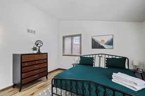 4 habitaciones, escritorio y tabla de planchar con plancha 