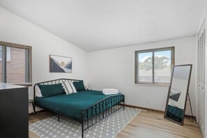 4 soveværelser, skrivebord, strygejern/strygebræt, weekendseng