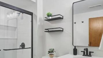 Douche, sèche-cheveux, serviettes fournies, savon