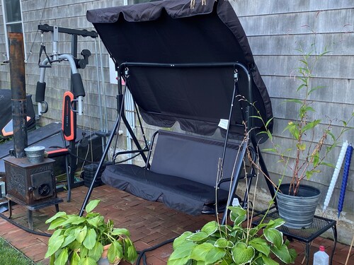 Relax and still be close enough to the Newport Scene.