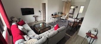 Relax and still be close enough to the Newport Scene.