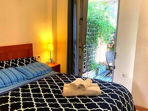 2 عدّة غرف نوم ومكواة/لوح كي وخدمة الإنترنت وملاءات أسرّة