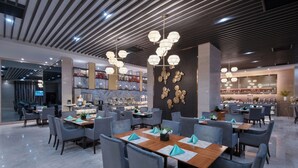 Un restaurante moderno con un amplio salón comedor, varias mesas y sillas.