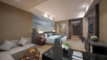 商务客房 | 1 多间卧室、客房内保险箱、办公桌、遮光窗帘